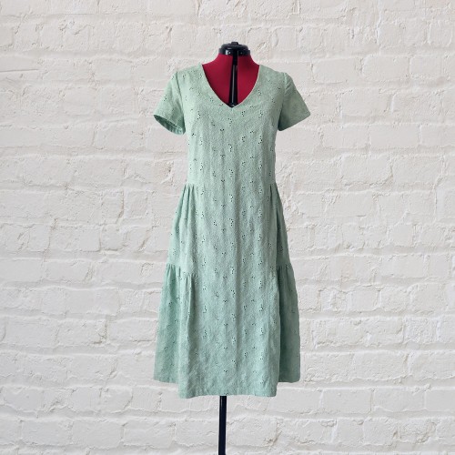 Žalia, siuvinėta vasarinė suknelė