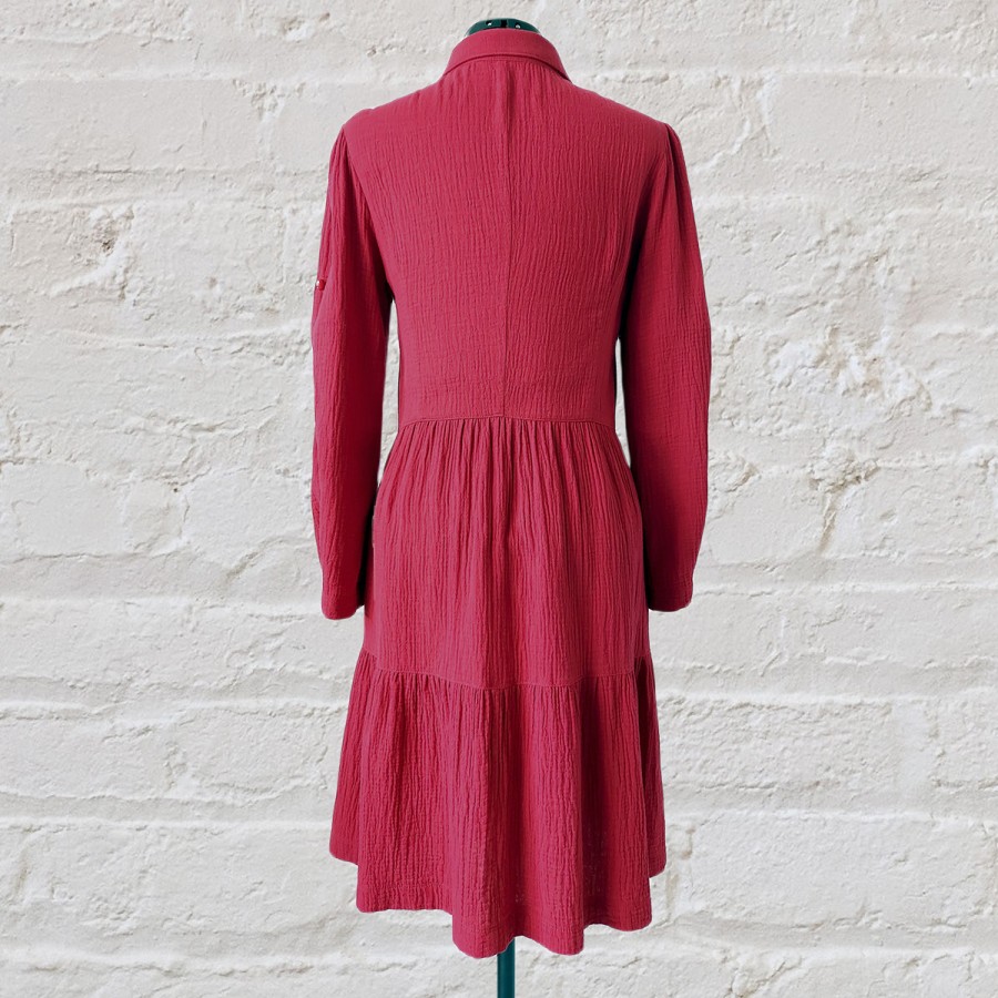 Raudona suknelė su reguliuojamomis rankovėmis